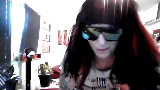 Snapshot of hellgirl1980 chatting on September 9, 4:49 pm hellgirl1980 online show from September 9, 4:49 pm