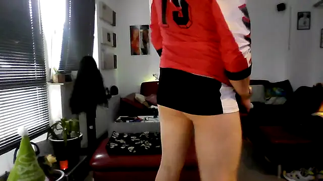Snapshot of hellgirl1980 chatting on October 6, 1:56 pm hellgirl1980 online show from October 6, 1:56 pm