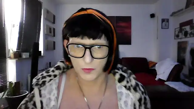 Snapshot of hellgirl1980 chatting on September 25, 12:33 pm hellgirl1980 online show from September 25, 12:33 pm