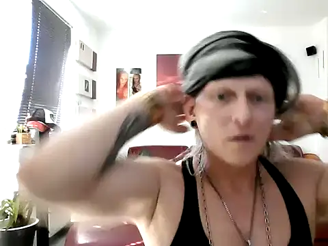 Snapshot of hellgirl1980 chatting on September 10, 2:27 pm hellgirl1980 online show from September 10, 2:27 pm