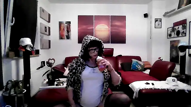 Snapshot of hellgirl1980 chatting on September 18, 11:08 pm hellgirl1980 online show from September 18, 11:08 pm