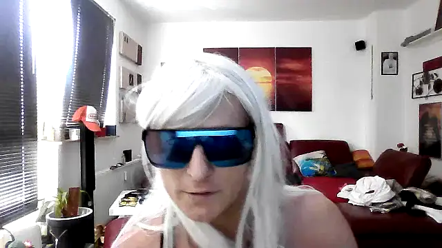 Snapshot of hellgirl1980 chatting on September 22, 11:27 am hellgirl1980 online show from September 22, 11:27 am