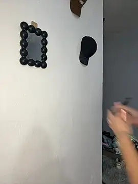 Sashailardi online show from April 4, 9:10 pm