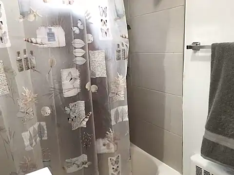 littyleesh1 online show from December 5, 7:01 pm