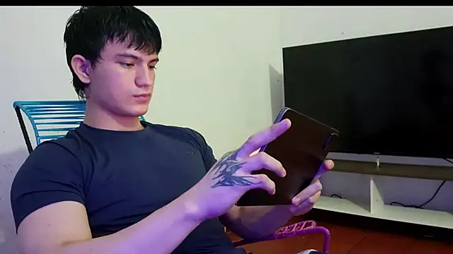 ErickWalton online show from December 2, 5:31 am