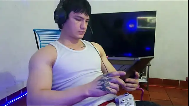 ErickWalton online show from October 25, 4:33 am