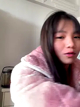 Snapshot of Emlyly-18 chatting on November 19, 12:43 am Emlyly-18 online show from November 19, 12:43 am