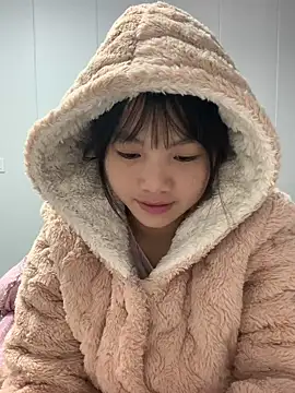 Snapshot of Emlyly-18 chatting on October 21, 4:34 am Emlyly-18 online show from October 21, 4:34 am