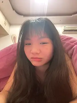 Snapshot of Emlyly-18 chatting on December 15, 11:42 pm Emlyly-18 online show from December 15, 11:42 pm