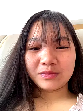 Snapshot of Emlyly-18 chatting on December 3, 5:19 am Emlyly-18 online show from December 3, 5:19 am