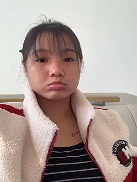 Snapshot of Emlyly-18 chatting on December 5, 6:01 am Emlyly-18 online show from December 5, 6:01 am