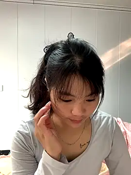 Snapshot of Emlyly-18 chatting on November 15, 1:31 am Emlyly-18 online show from November 15, 1:31 am