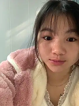 Snapshot of Emlyly-18 chatting on November 12, 1:32 am Emlyly-18 online show from November 12, 1:32 am