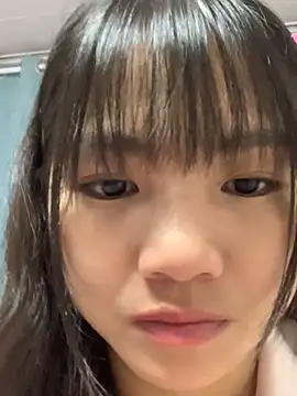 Snapshot of Emlyly-18 chatting on November 6, 3:43 am Emlyly-18 online show from November 6, 3:43 am