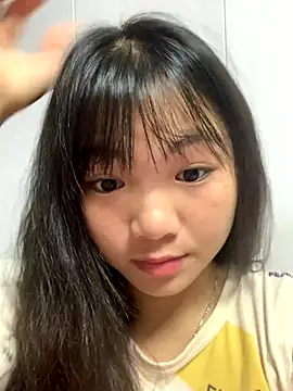 Snapshot of Emlyly-18 chatting on October 30, 2:21 am Emlyly-18 online show from October 30, 2:21 am