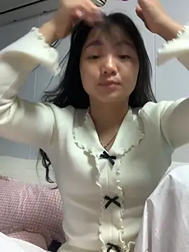 Snapshot of Emlyly-18 chatting on November 13, 1:15 pm Emlyly-18 online show from November 13, 1:15 pm