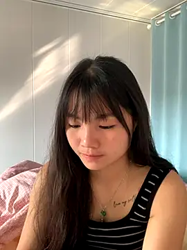 Snapshot of Emlyly-18 chatting on November 2, 1:54 am Emlyly-18 online show from November 2, 1:54 am