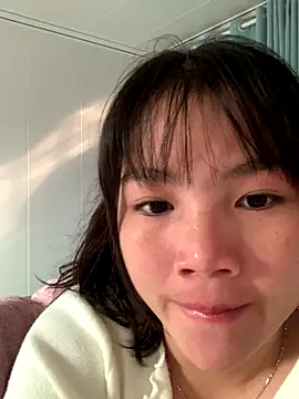 Snapshot of Emlyly-18 chatting on November 14, 1:31 am Emlyly-18 online show from November 14, 1:31 am