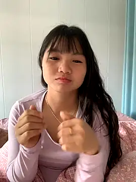 Snapshot of Emlyly-18 chatting on October 22, 2:33 am Emlyly-18 online show from October 22, 2:33 am