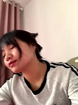 Snapshot of Emlyly-18 chatting on October 29, 5:39 am Emlyly-18 online show from October 29, 5:39 am