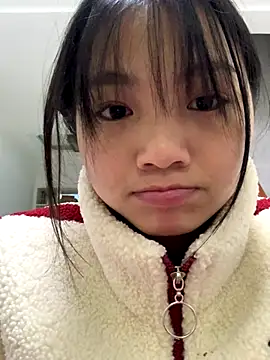 Snapshot of Emlyly-18 chatting on December 4, 11:09 am Emlyly-18 online show from December 4, 11:09 am