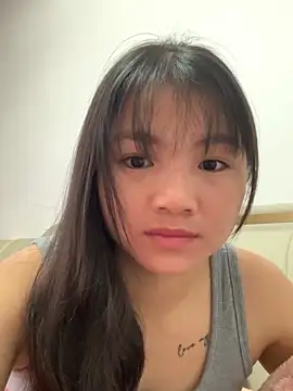 Snapshot of Emlyly-18 chatting on November 22, 1:48 am Emlyly-18 online show from November 22, 1:48 am