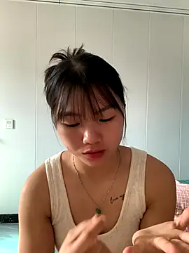 Snapshot of Emlyly-18 chatting on November 16, 2:16 am Emlyly-18 online show from November 16, 2:16 am