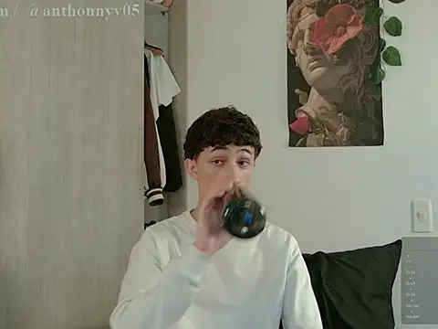 Snapshot of anthonny_05 chatting on October 12, 11:44 am anthonny 05 online show from October 12, 11:44 am