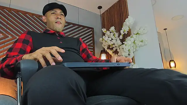 B Wild online show from May 5, 3:42 am