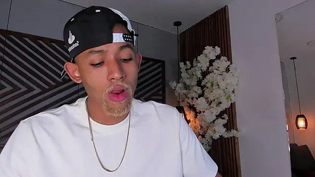 B Wild online show from December 4, 3:05 am