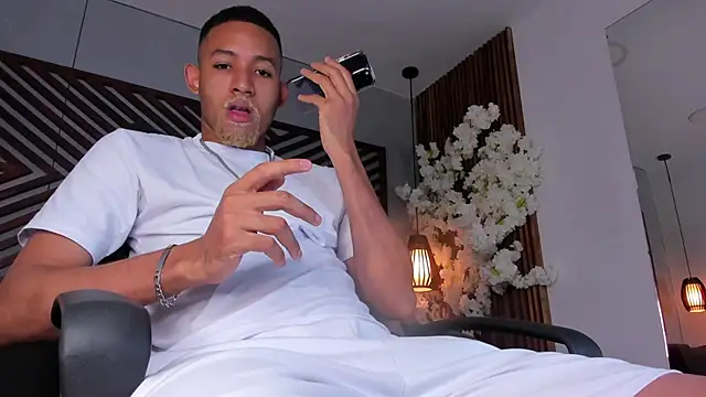 Snapshot of B_Wild chatting on December 5, 3:16 am B Wild online show from December 5, 3:16 am