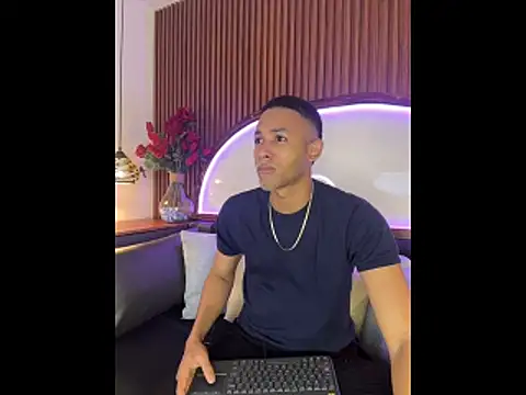 B Wild online show from March 28, 4:35 am