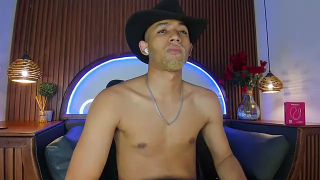 Snapshot of B_Wild chatting on December 19, 3:54 am B Wild online show from December 19, 3:54 am