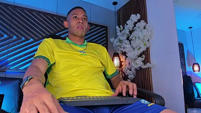 B Wild online show from December 3, 4:35 am