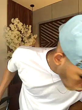 B Wild online show from October 6, 1:07 am