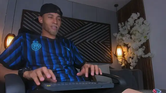 B Wild online show from October 28, 4:02 am