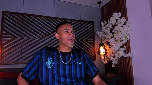 B Wild online show from November 19, 4:01 am