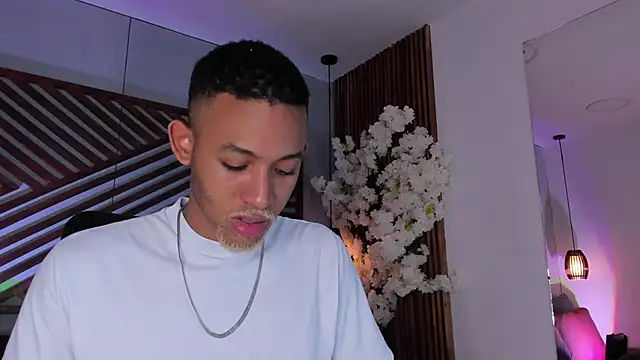 Snapshot of B_Wild chatting on December 14, 3:35 am B Wild online show from December 14, 3:35 am