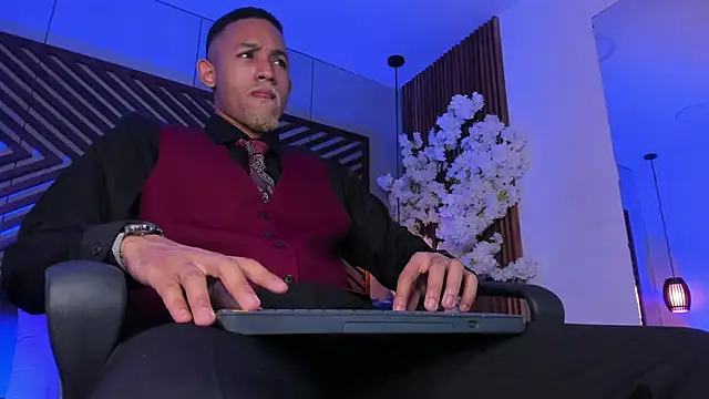 Snapshot of B_Wild chatting on December 17, 3:55 am B Wild online show from December 17, 3:55 am