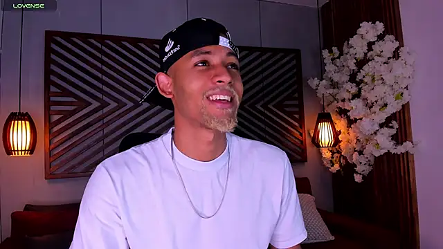 B Wild online show from November 13, 3:10 am