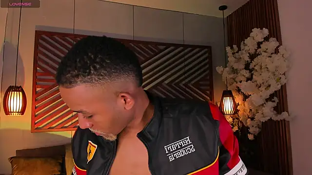 B Wild online show from November 6, 3:32 am