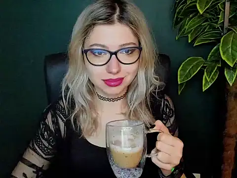 Snapshot of loveHeidi chatting on December 2, 5:31 am loveHeidi online show from December 2, 5:31 am