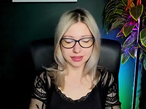 Snapshot of loveHeidi chatting on September 24, 4:30 am loveHeidi online show from September 24, 4:30 am