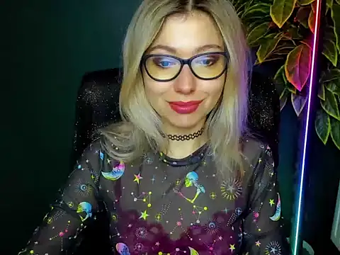 Snapshot of loveHeidi chatting on December 15, 5:24 am loveHeidi online show from December 15, 5:24 am