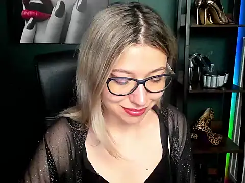 Snapshot of loveHeidi chatting on July 14, 4:39 am loveHeidi online show from July 14, 4:39 am