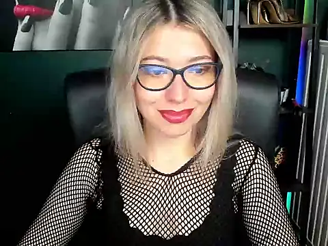 Snapshot of loveHeidi chatting on July 13, 4:34 am loveHeidi online show from July 13, 4:34 am