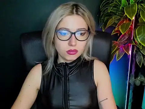 Snapshot of loveHeidi chatting on October 2, 4:16 am loveHeidi online show from October 2, 4:16 am