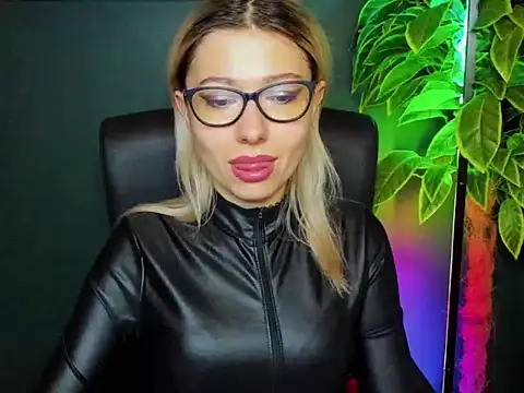 Snapshot of loveHeidi chatting on November 25, 5:30 am loveHeidi online show from November 25, 5:30 am