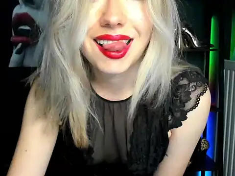Snapshot of loveHeidi chatting on July 9, 4:35 am loveHeidi online show from July 9, 4:35 am