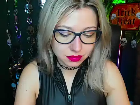 Snapshot of loveHeidi chatting on October 16, 4:32 am loveHeidi online show from October 16, 4:32 am